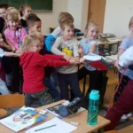 Dzieci pomagają Panu Profesorkowi