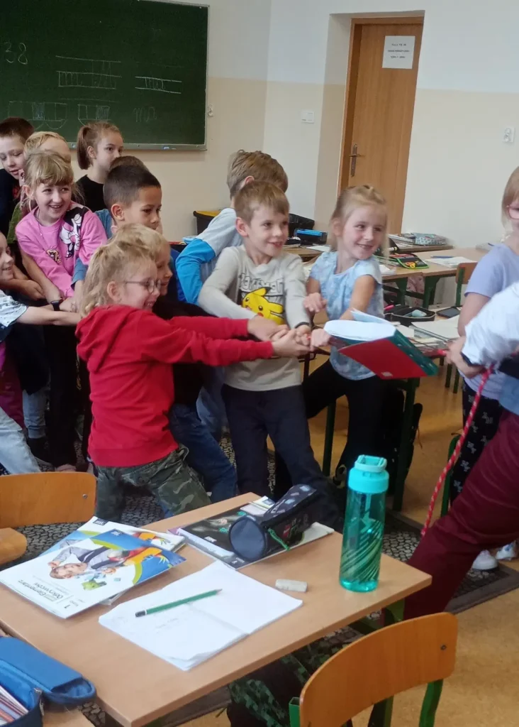Dzieci pomagają Panu Profesorkowi