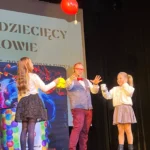 Eksperyment na pokazie naukowym dla dzieci