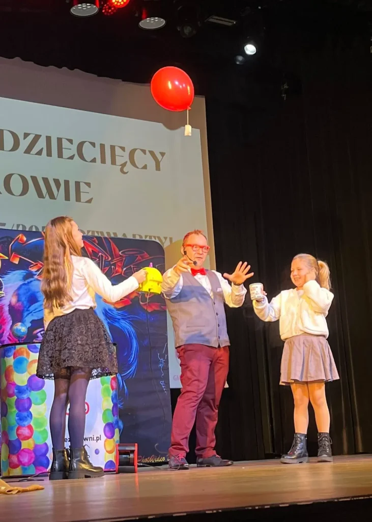 Eksperyment na pokazie naukowym dla dzieci