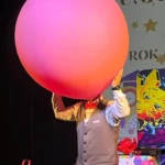 Gigantyczny balon na pokazie naukowym dla dzieci