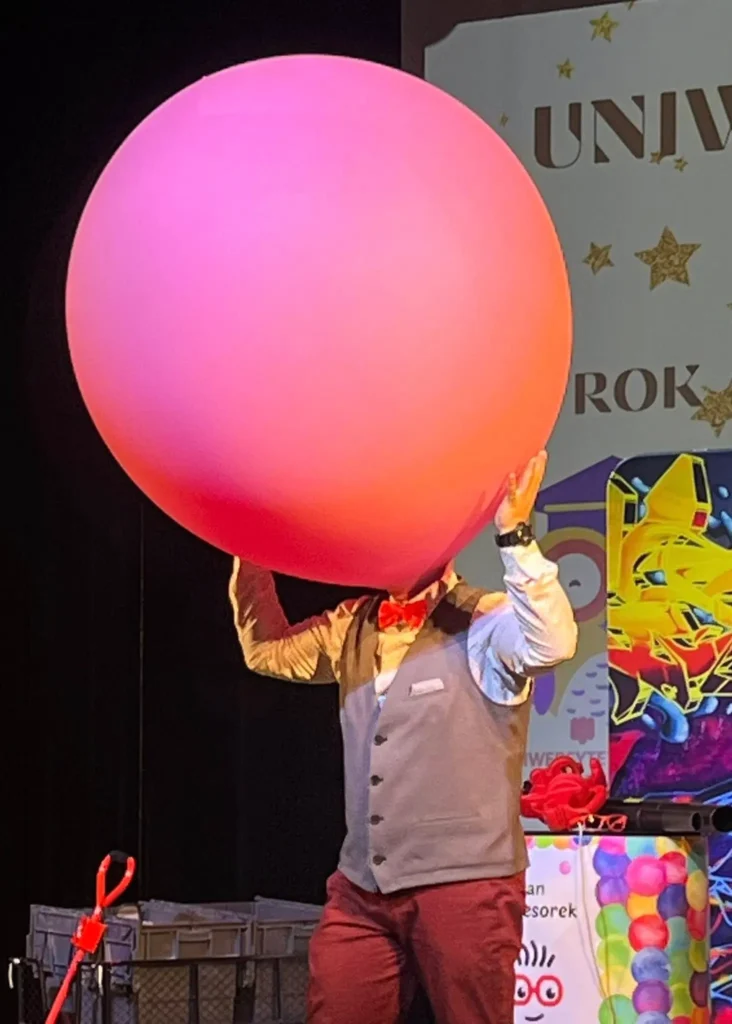 Gigantyczny balon na pokazie naukowym dla dzieci