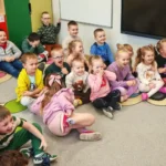 Dzieci śmieją się na pokazie Magika Błażeja