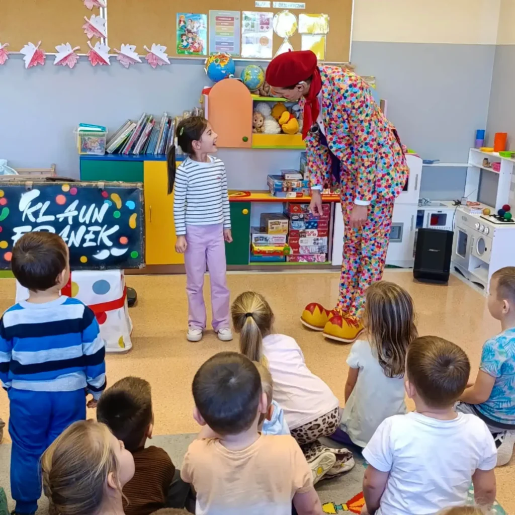 Klaun dla dzieci rozmawia z dziewczynką