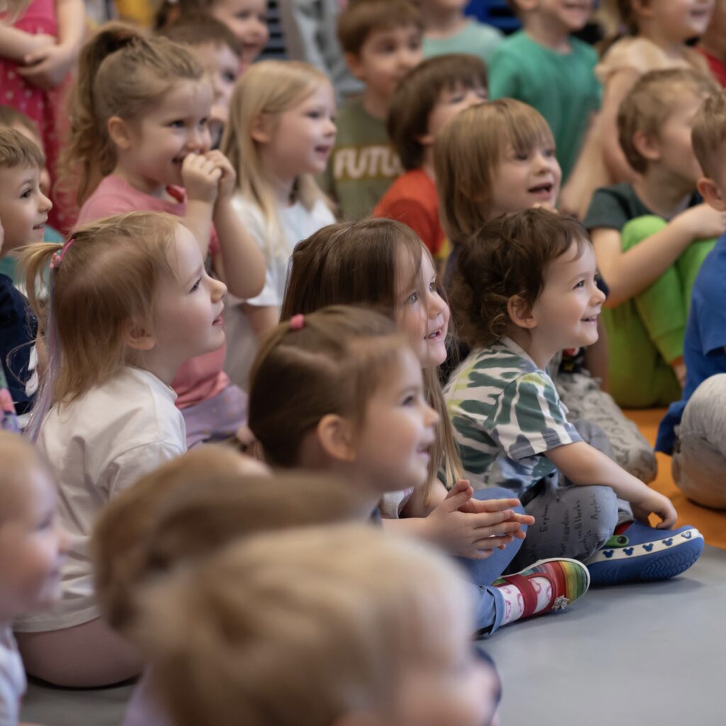 Dzieci pękają ze śmiechu na pokazie magika Kacpra