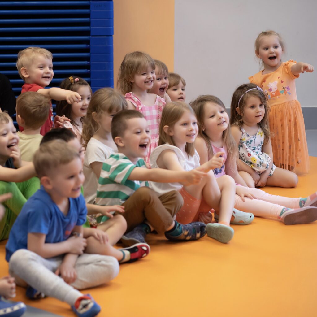 Przedszkolaki na pokazie magika