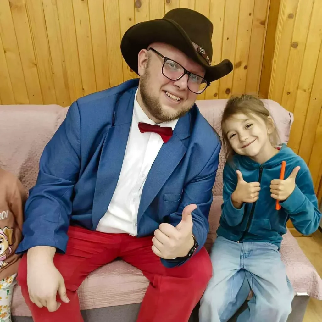 Pamiątkowe zdjęcie po pokazie iluzjonisty dla dzieci