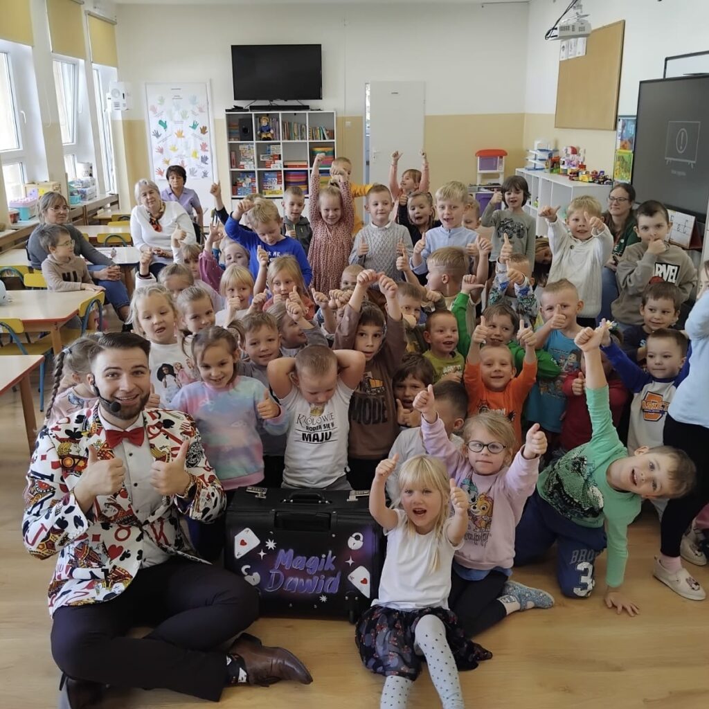 Pamiątkowe zdjęcie z magikiem Dawidem w przedszkolu