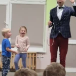 Przedszkolaki pomagają Magikowi Konradowi w sztuczce