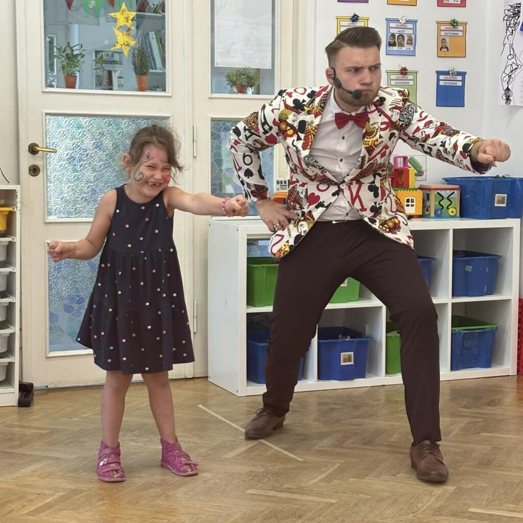 Magik Dawid sprawia, że dzieci pękają ze śmiechu