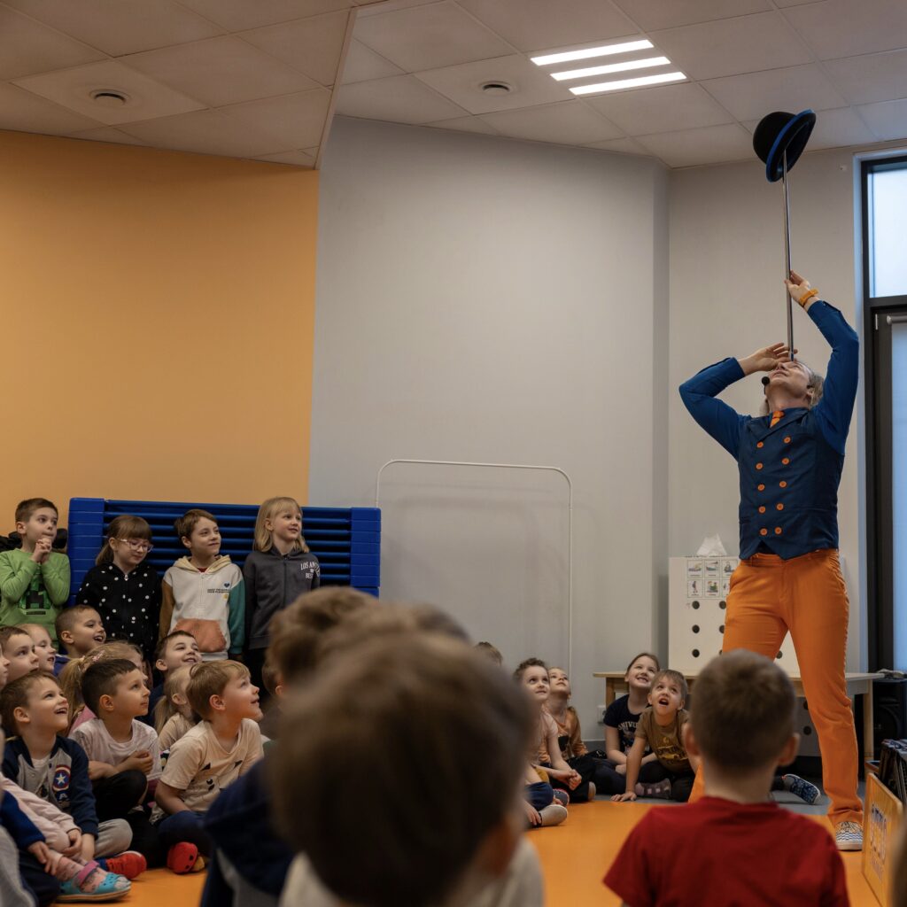 Pokaz cyrkowy dla przedszkolaków
