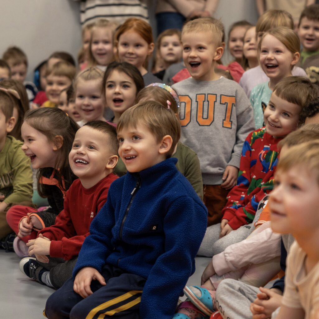 Przedszkolaki na pokazie cyrkowym