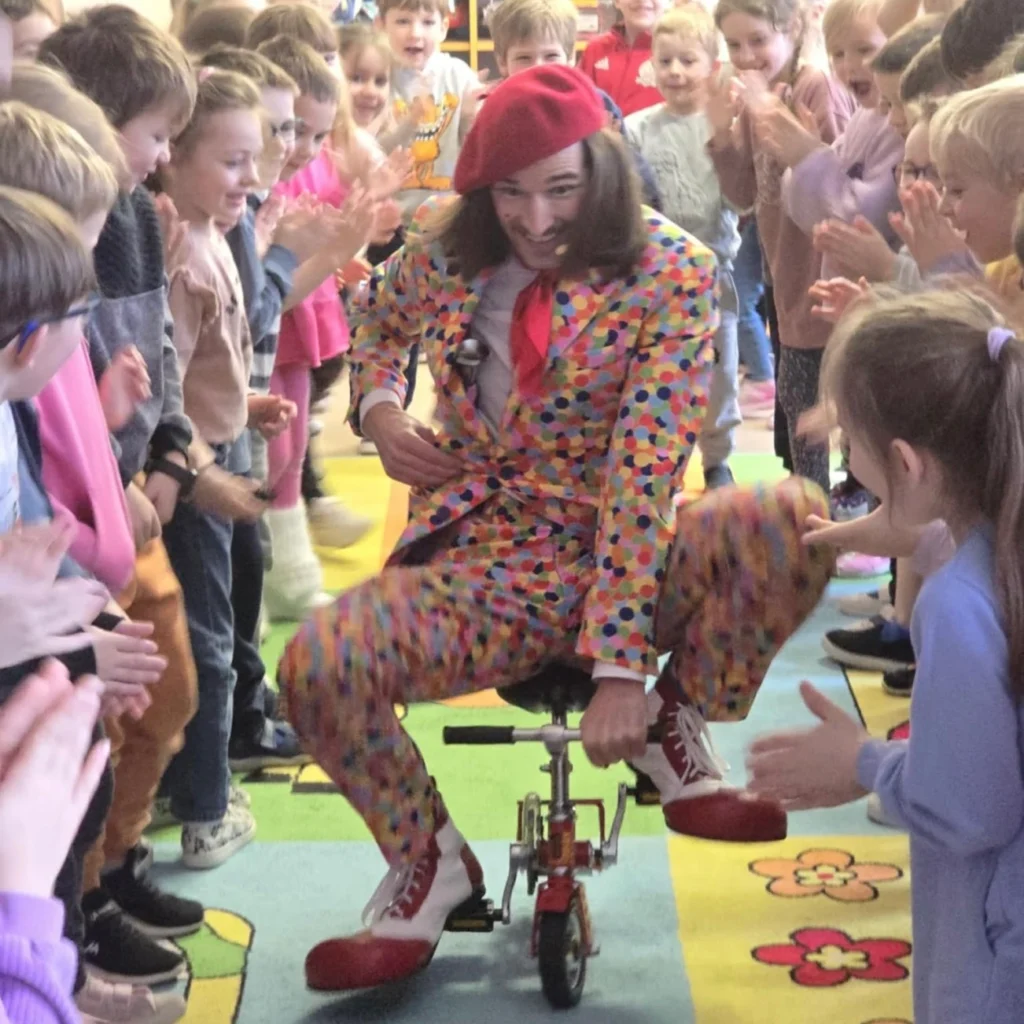 Klaun Franek na minirowerku