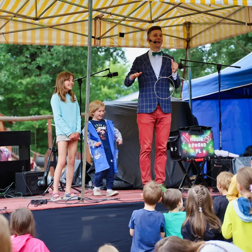 Pokaz iluzjonisty na festynie