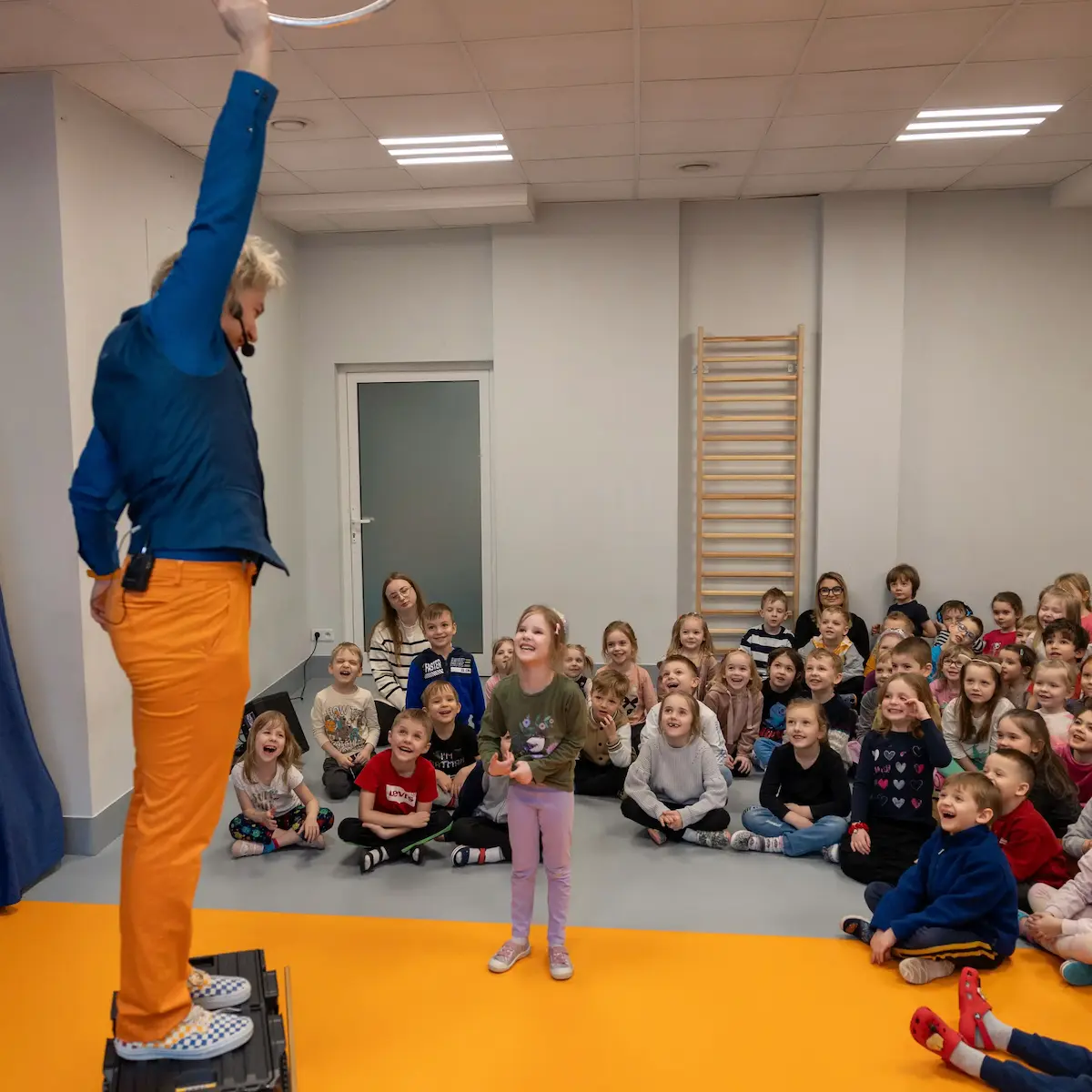 Przedszkolaki na pokazie cyrkowym