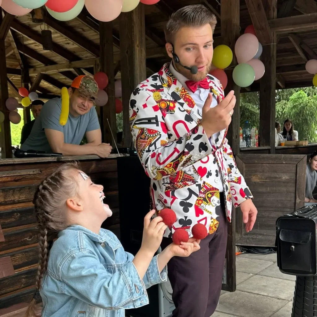 Magik Dawid na pikniku przedszkolnym